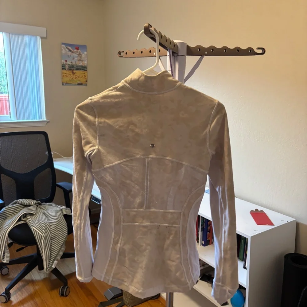 Lululemon size 4 define worn 5x - Picture 2 of 4